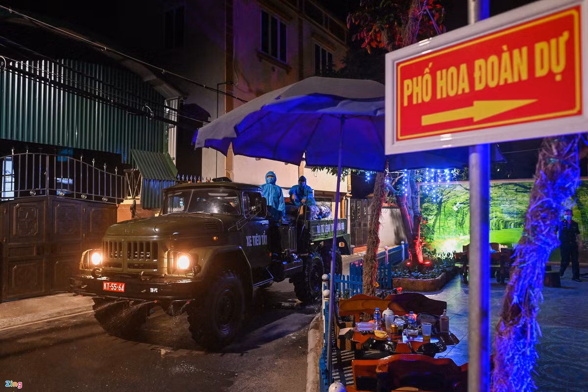 Phong toa 4 thon o Ha Noi luc nua dem