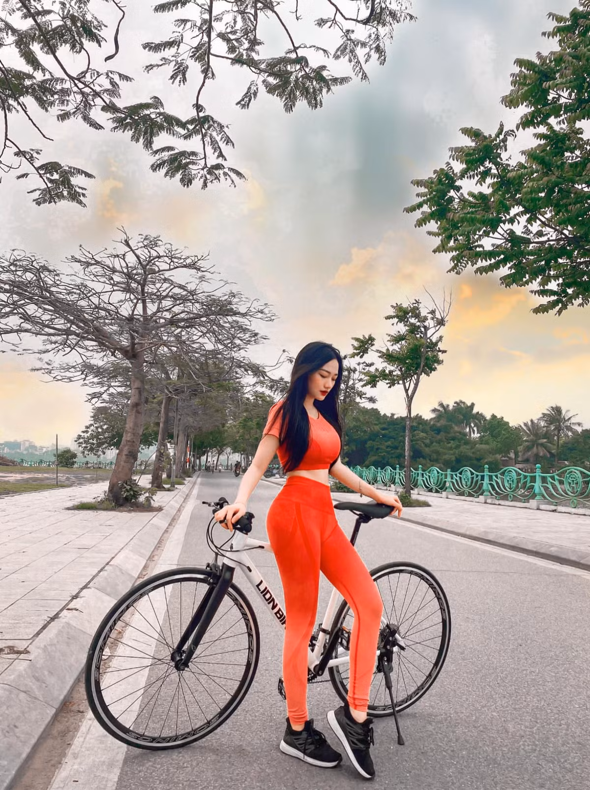Quá trình "dậy thì thành công" của hot girl 9x nhanh và ngoạn mục đến mức khiến người ta phải nghi ngờ cô từng trải qua phẫu thuật thẩm mỹ.