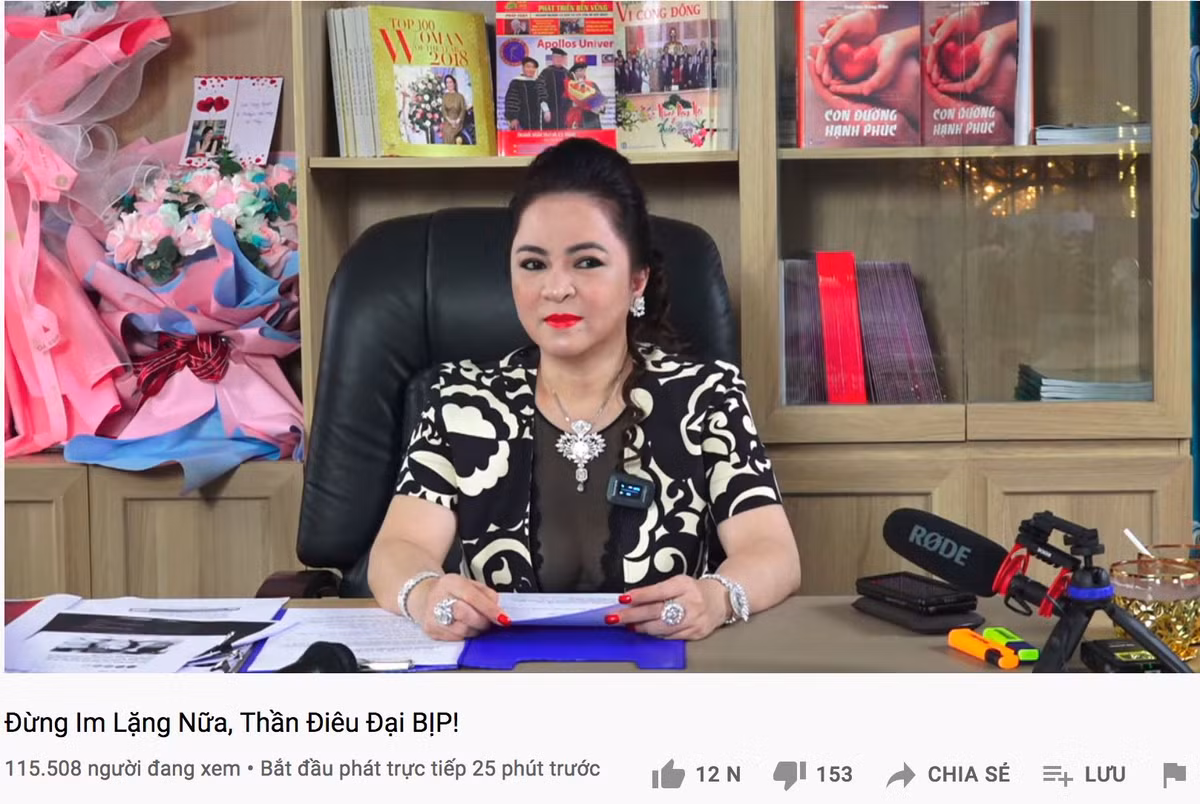 Từ khi bà Phương Hằng chưa xuất hiện trên sóng đã có hàng chục nghìn cư dân mạng vào chờ sẵn để được xem trực tiếp những lời nữ đại gia này chia sẻ. Bởi vậy mà trên MXH đã xuất hiện rất nhiều hình ảnh hài hước cho thấy sức hút của bà Phương Hằng.