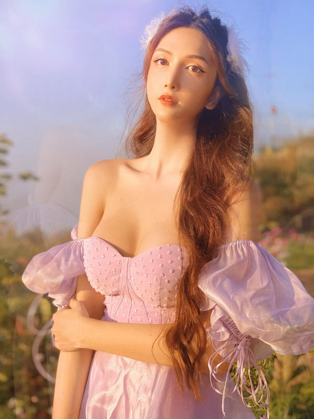 Nguyễn Hoàng Học (sinh năm 1997, sống và làm việc tại TP.HCM) là hot girl chuyển giới khá nổi tiếng trên MXH.
