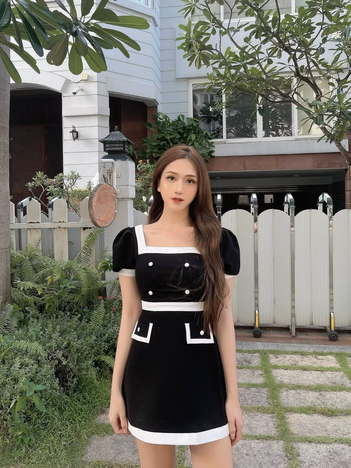 Hoàng Học từng chia sẻ, cô chỉ nâng mũi và tiêm hormon mà đã đạt được sự thay đổi như hiện tại.