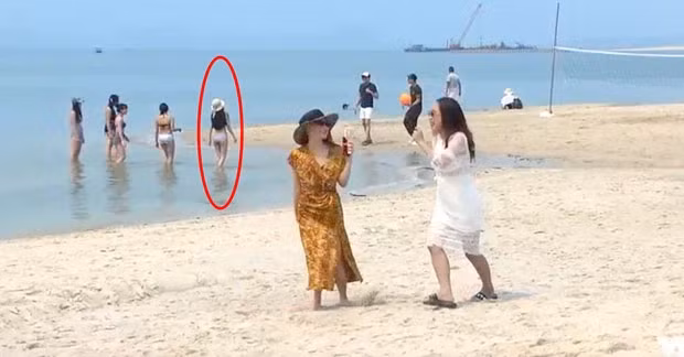  Hot girl này từng có màn xuất hiện vô cùng chớp nhoáng trong Về Nhà Đi Con tại phân đoạn Vũ đưa Thư đi chơi ở biển. Tất nhiên, với màn xuất hiện vô cùng mờ nhạt này thì cái tên Anh Thư không đủ sức nặng để được khán giả nhớ đến.