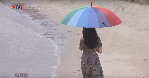 Thậm chí người đẹp còn lập hẳn một album tỉ mỉ và chi tiết về hậu trường khi đi quay, khoe loạt ảnh tình bể bình bên cạnh nam diễn viên chính Quốc Trường.