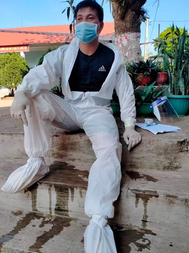 Cũng chính vì phải làm việc ở cường độ cao, không có một phút nghỉ ngơi nên nhiều người đã kiệt sức, đổ gục tại chỗ vì phải mặc liên tục bộ đồ bảo hộ trong nhiều giờ giữa nắng nóng để lấy mẫu thử COVID-19.
