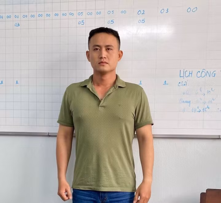 Theo cáo trạng, từ năm 2020, Ngô Minh Thông là trung úy công tác tại Đội Cảnh sát hình sự Công an thị xã Cai Lậy, tỉnh Tiền Giang. Dù đã có vợ, Thông vẫn quan hệ tình cảm với chị N.T.H. (29 tuổi, thị xã Cai Lậy, tỉnh Tiền Giang). 
