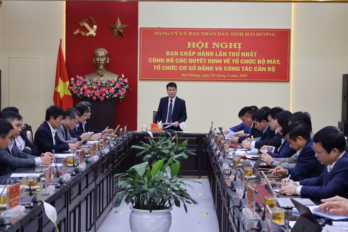 Hai Duong: Cong bo quyet dinh to chuc bo may, cong tac nhan su