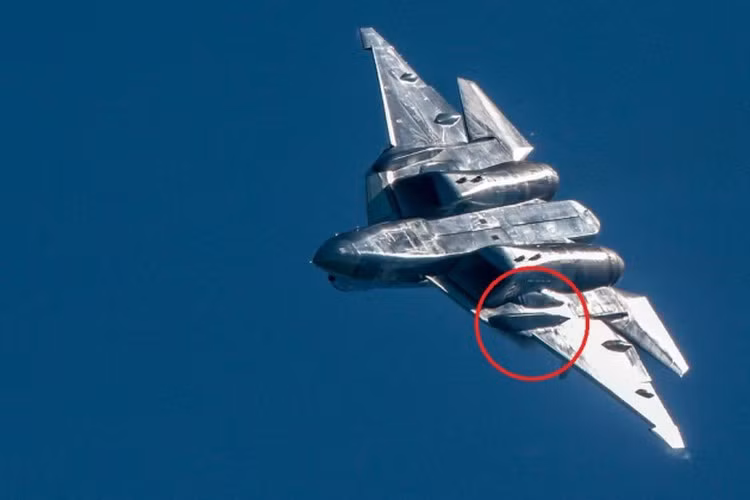 Họ lưu ý rằng tên lửa được bắn đã giấu bên trong khoang và kéo dài trên một đường ray đặc biệt, khiến tiêm kích không nhìn thấy được trên radar của đối phương.