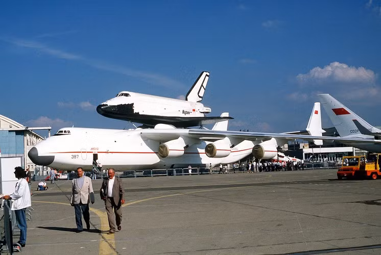 Ban đầu, vận tải cơ An-225 được thiết kế để phục vụ việc chở tàu con thoi lên quỹ đạo và chuyên chở những vật thể ngoại cỡ, có kích thước cồng kềnh bằng đường hàng không. Tuy nhiên hiện nay chúng chủ yếu phục vụ trong lĩnh vực dân sự.