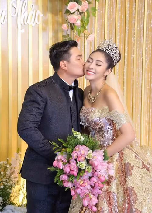 Giống Hoa hậu Việt Nam 2012, Hoa hậu Đại dương 2014 cũng hạn chế hoạt động showbiz sau khi lấy chồng.