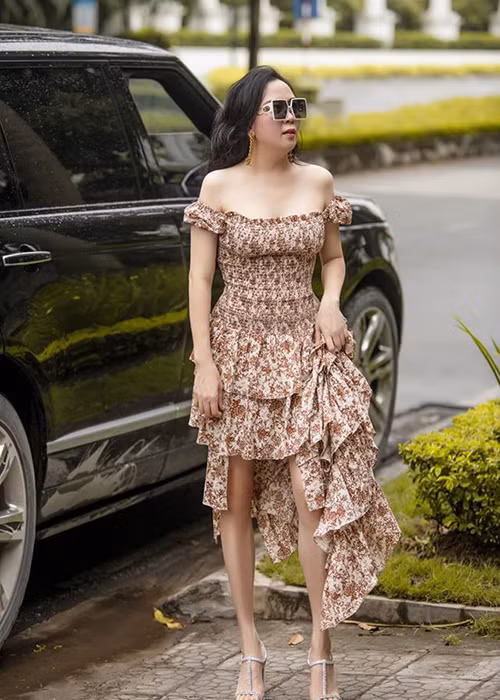 Bạn gái Quách Ngọc Ngoan khoe chân thon, vai trần quyến rũ Ban gai Quach Ngoc Ngoan khoe chan thon, vai tran quyen ru