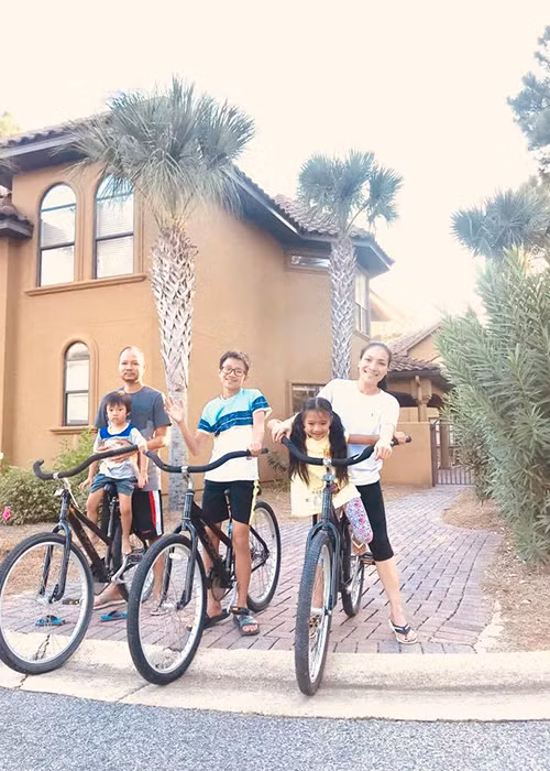 Chồng của Hồng Ngọc chia sẻ, anh biết vợ thích ngôi nhà ở Destin, Florida nên cố gắng để nhận nhà trước dịp sinh nhật. Theo ông bầu, ngôi nhà có được từ mồ hôi nước mắt của vợ, còn anh chỉ giỏi biết cách sinh lợi tiền của vợ làm ra.
