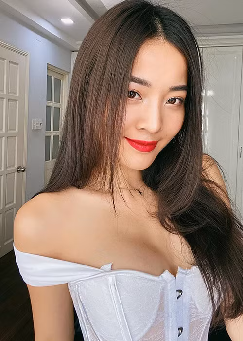 Cô từng đóng vai phụ trong phim "Lộc phát", "Thanh xuân ký", "Thứ hạng của sao"...