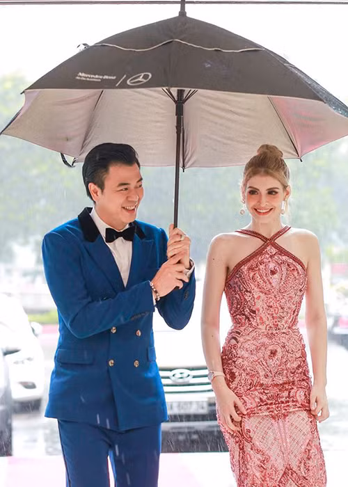 Hình ảnh An Tây tham gia một sự kiện.