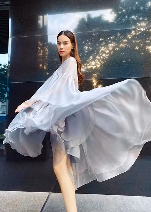 Gần đây, Hồ Ngọc Hà vướng nghi vấn mang bầu sau khi liên tục che chắn vòng 2.