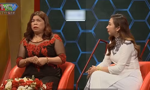 Me chong tuong lai dong cua, con dau phai ngu ngoai thung xe tai