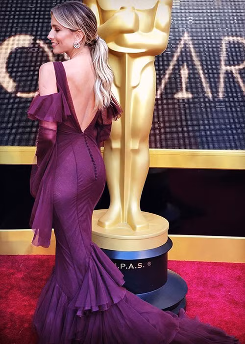 New Idea tiết lộ sau buổi phỏng vấn, cả hai thân nhau. Brad Pitt nói rằng Renee Bargh xinh đẹp, hài hước và thông minh, có đủ tố chất để dấn thân vào Hollywood.