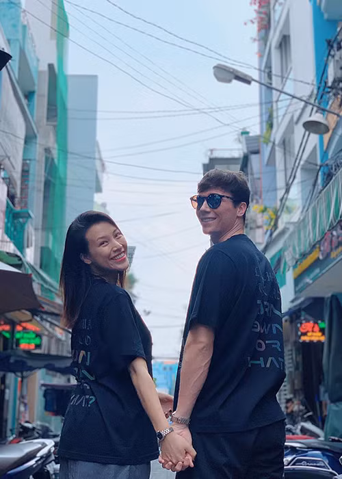 Cuoc song xa chong Tay sau khi cuoi cua MC Hoang Oanh