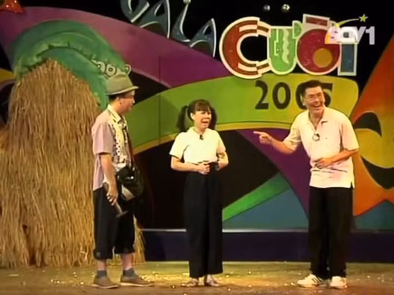 Năm 2002, Việt Hương lập nhóm hài riêng. Từ năm 2003 - 2005, cô cùng các đồng nghiệp liên tiếp giành danh hiệu Nhóm hài được yêu thích nhất trong Gala cười do VTV sản xuất. Tạp chí Sân khấu bình chọn cô là nữ diễn viên xuất sắc nhất năm 2004. Ảnh: Sài Gòn Giải Phóng
