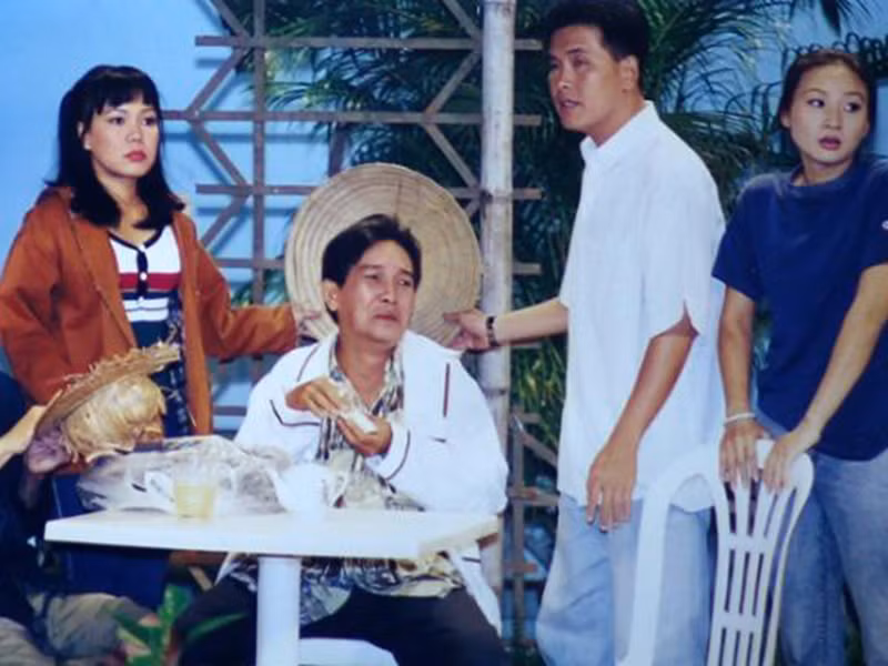 Từ năm 1998 đến 2004, Việt Hương là một trong những diễn viên chính của Sân khấu Kịch Sài Gòn. Năm 1999, cô một lần nữa giành được Huy chương Vàng cho Diễn viên xuất sắc trong Liên hoan Sân khấu Chuyên nghiệp Toàn quốc. Ảnh: Người đưa tin