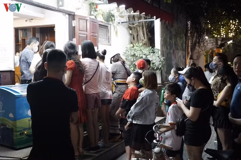Người dân đứng xếp hàng san sát để mua kem, một số không đeo khẩu trang phớt lờ những khuyến cáo về phòng chống dịch bệnh.
