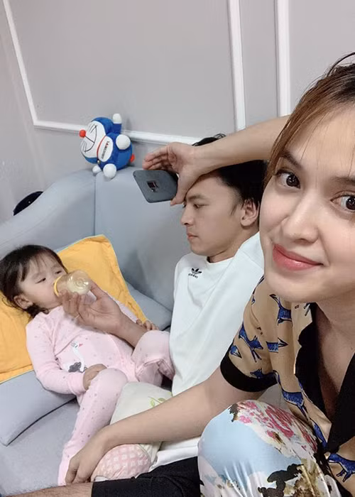Vợ chồng Văn Anh thay nhau chăm sóc con gái.