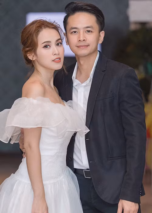 Văn Anh chia sẻ với Tú Vi: "Gặp gỡ em và yêu em như là một định mệnh đối với cuộc đời anh. Người thiếu cái này, người thiếu cái kia và cả hai bù đắp cho nhau. Đây là lần đầu tiên và cũng là lần cuối cùng anh trao nhẫn cưới. 'Hãy cùng nhìn nhau già nua' là câu nói của em mà anh thích nhất. Mình hãy cùng làm điều đó nhé".