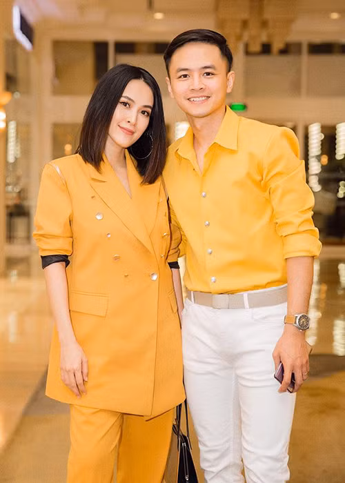 Tuy nhiên, từ khi kết hôn, Tú Vi hạn chế đóng các cảnh thân mật để Văn Anh khỏi phiền lòng.