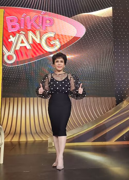 Việt Hương được mời tham gia nhiều gameshow sau mùa dịch. Tuy nhiên, gần đây, khi ngồi làm giám khảo “Ca sĩ bí ẩn”, nữ danh hài bị nhiều khán giả chê không hợp.