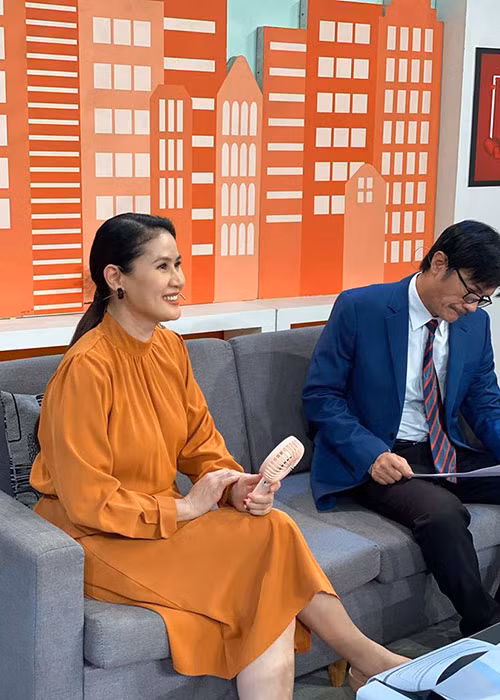 2 nghệ sĩ Thân Thúy Hà và Công Ninh ghi hình cho show mới. "Hai anh em tui đi kiếm sữa cho con", bà mẹ hai con chia sẻ.