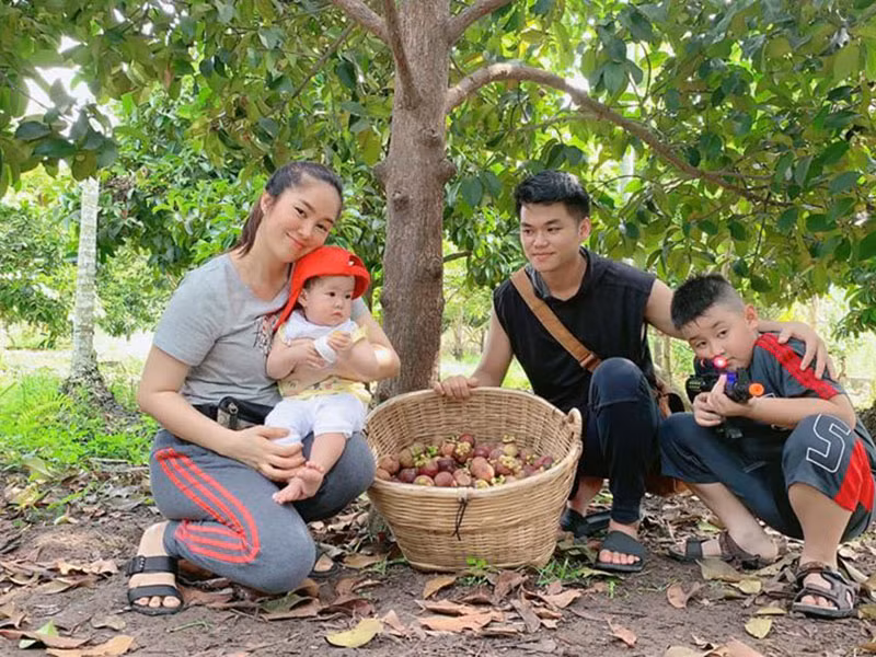Hạnh phúc của Lê Phương càng viên mãn khi cô và chồng trẻ có một cô con gái chung.
