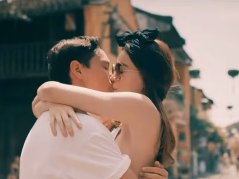Trong suốt 3 năm hẹn hò, đôi uyên ương dính như hình với bóng, trao cho nhau những cử chỉ, lời nói ngọt ngào.