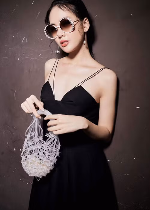 Quỳnh Hoa cho biết nguồn thu nhập chính của cô hiện tại đến từ công việc làm người mẫu, đại sứ thương hiệu, tham gia gameshow.