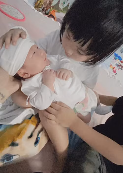 Oanh Yến và bạn trai đã thuê người giúp việc để chăm sóc các con.