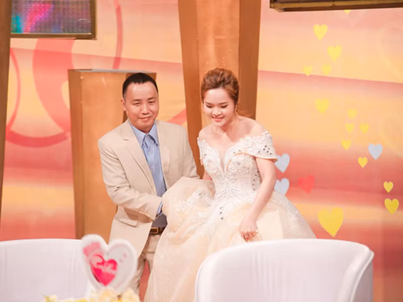 “ Vợ chồng son” là gameshow mới nhất bị tố phản cảm. Nhiều khán giả bức xúc việc chương trình liên tục đặt tiêu đề nhạy cảm đồng thời khai thác quá đà đời sống tình dục của các cặp đôi khách mời. Làn sóng chỉ trích lên cao khi chương trình lên sóng cặp đôi bố và con nuôi cùng câu chuyện giường chiếu.