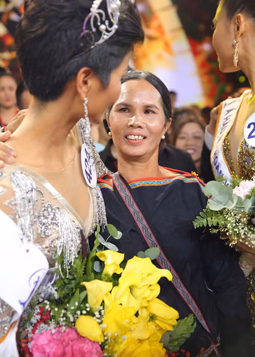 “Đúng là lúc 14 tuổi, Hen đã từng được gia đình bảo lấy chồng. Đó là tục lệ, truyền thống của người Ê Đê. Tôi muốn Hen lấy chồng nhưng con gái nhất quyết không nghe”, mẹ của H’hen Niê cho biết. Ảnh: Duyên dáng Việt Nam