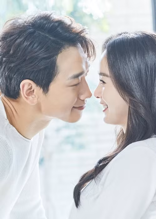 Khi chưa kết hôn, mỗi năm, Kim Tae Hee kiếm được 10 tỷ won (191 tỷ đồng) nhờ đóng phim và các hợp đồng quảng cáo, đi sự kiện.