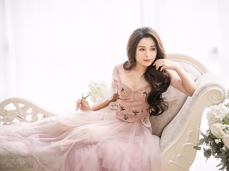 Diệu Linh tốt nghiệp chuyên ngành Quản trị Kinh doanh Tổng hợp - Đại học Kinh tế quốc dân Hà Nội, sau đó bén duyên với nghề MC, biên tập viên truyền hình.