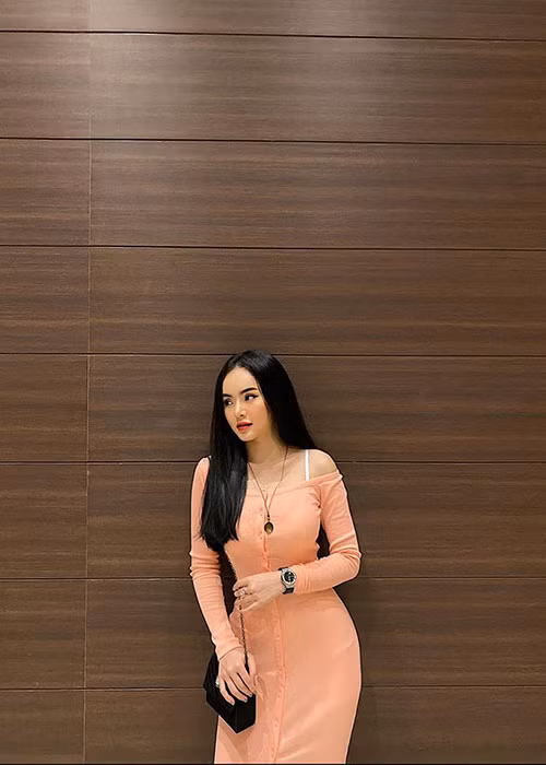 Giống Phương Trang, Angela Phương Trinh cũng phát nguyện ăn chay trọn đời.