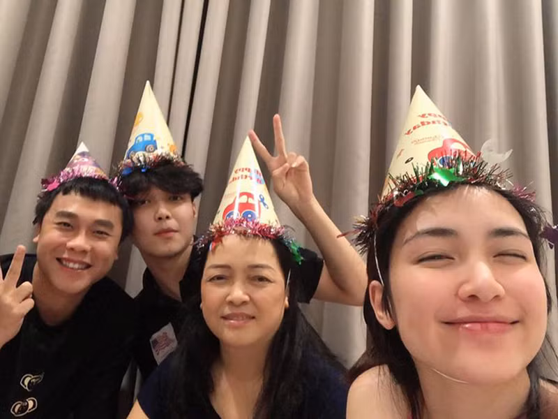 Trước thông tin bí mật sinh con, nữ ca sĩ luôn giữ im lặng mặc dù có những bằng chứng đáng ngờ như vòng 2 lớn bất thường, gương mặt mũm mĩm, để lọt tiếng khóc của trẻ con khi trò chuyện trực tuyến với Đức Phúc.