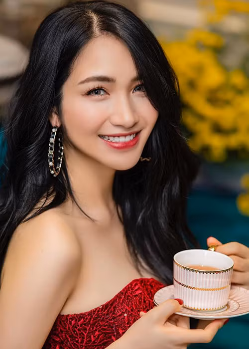 Không chỉ có những sản phẩm âm nhạc gây chú ý, Hòa Minzy còn hạnh phúc trong cuộc sống riêng.
