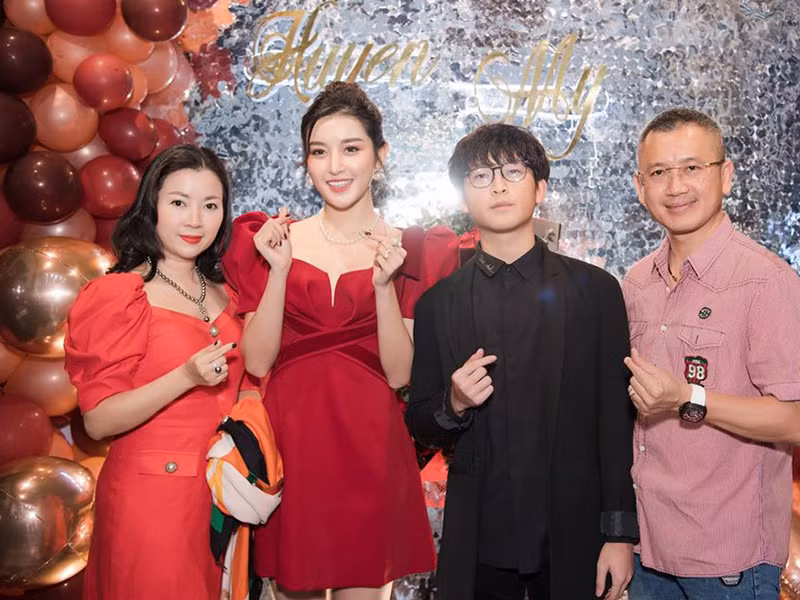 Huyền My từng chia sẻ, sau ngày đoạt danh hiệu á hậu, bố đã giúp cô làm quản lý kiêm lái xe, còn mẹ là stylist kiêm thủ quỹ.