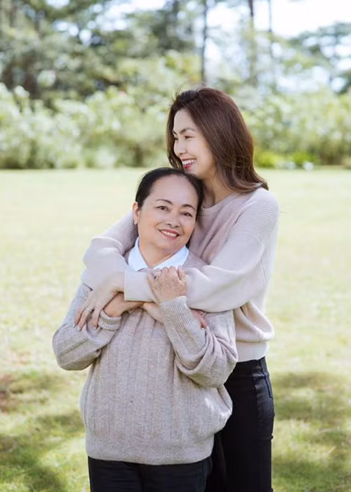 Hà Tăng xem mẹ là thần tượng. "Lúc mới quen, tôi cứ hay nói vui với Louis, tôi là người hạnh phúc nhất vì đêm nào cũng được ngủ với thần tượng”, nữ diễn viên chia sẻ.