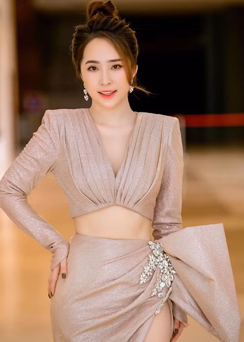 Năm 2017, Quỳnh Nga cũng có biện pháp mạnh với antifan. Cụ thể, một người đàn ông có tên N lập rất nhiều nick Facebook ảo nhằm vu khống, chửi rủa, dọa nạt Quỳnh Nga, bạn bè và khách hàng thân thiết. Theo Quỳnh Nga, N thậm chí đã tìm đến tận cửa hàng của cô với mục đích đâm người.