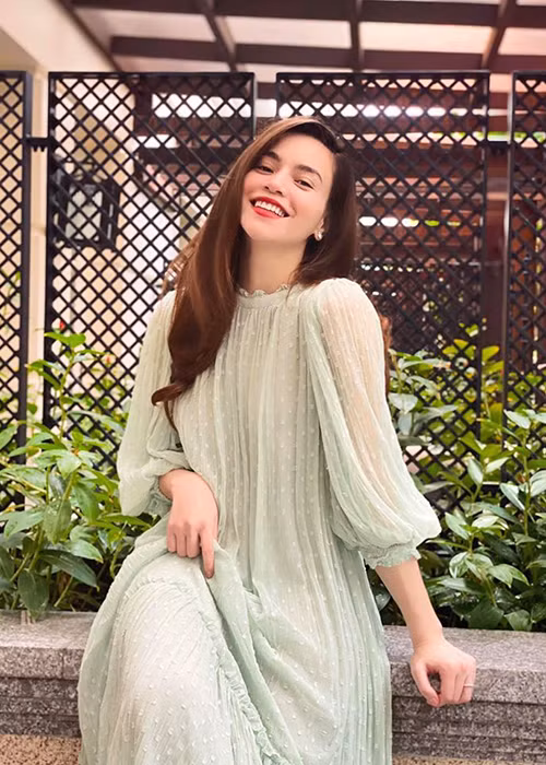 Gần đây, thông tin Hồ Ngọc Hà mang bầu đôi 3 tháng với Kim Lý rộ lên. Cách đây ít lâu, nữ ca sĩ từng chia sẻ: “Đẻ thêm đứa nữa, mệt nhưng vui”.