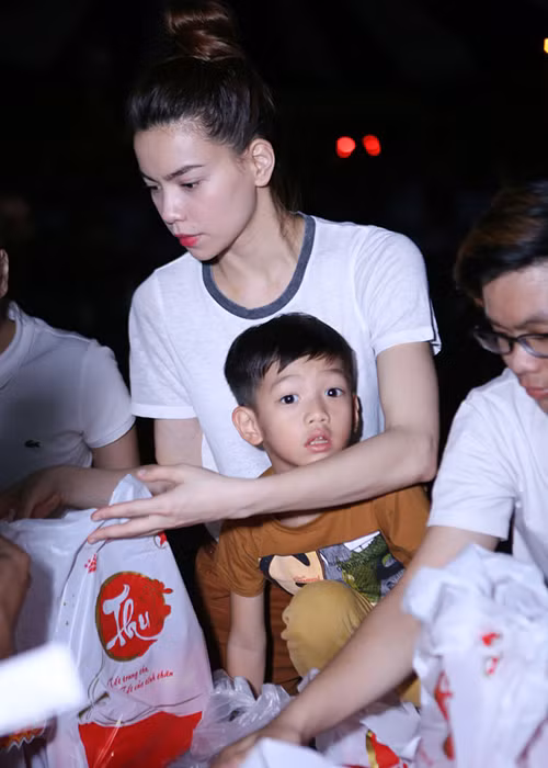 Đằng sau ánh hào quang sân khấu, “nữ hoàng giải trí” là một bà mẹ bình thường hết lòng yêu thương con trai đầu lòng. Ảnh: Zing