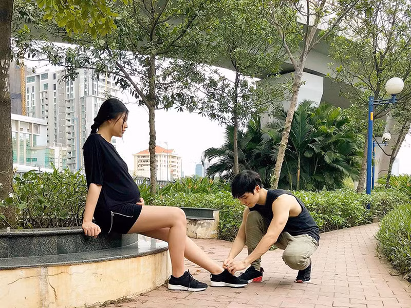 Thời gian Chúng Huyền Thanh mang bầu, Jay Quân hết mực chiều chuộng vợ từ massage chân cho vợ trước khi đi ngủ đến tự tay nấu nướng.