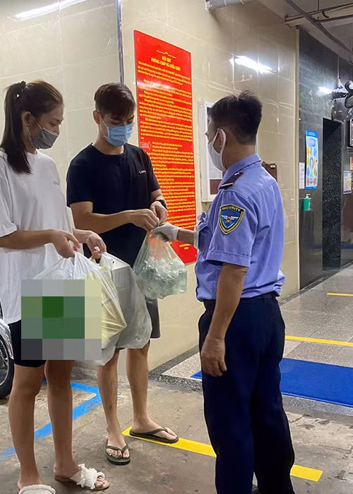 Mới đây, cặp đôi quyết định sửa sai hành động kém duyên nơi công cộng. "Hôm qua vợ chồng mình rất buồn vì trò đùa thiếu tế nhị của tụi mình. Sáng nay hai vợ chồng sửa sai liền, chạy đi mua nước rửa tay và khăn giấy gửi tặng ban quản lý để mọi người cùng sử dụng trong thang máy và chung cư. Qua sự việc lần này, vợ chồng mình sẽ rút kinh nghiệm hơn trong ứng xử nơi công cộng. Một lần nữa chân thành xin lỗi mọi người nhiều", Jay Quân chia sẻ.