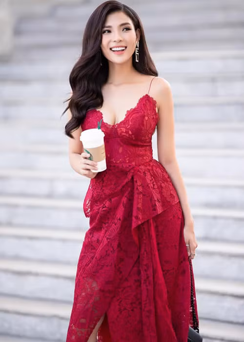Bà xã của Lương Thế Thành lựa chọn phương pháp nâng ngực hiện đại kết hợp tiêm mỡ tự thân.