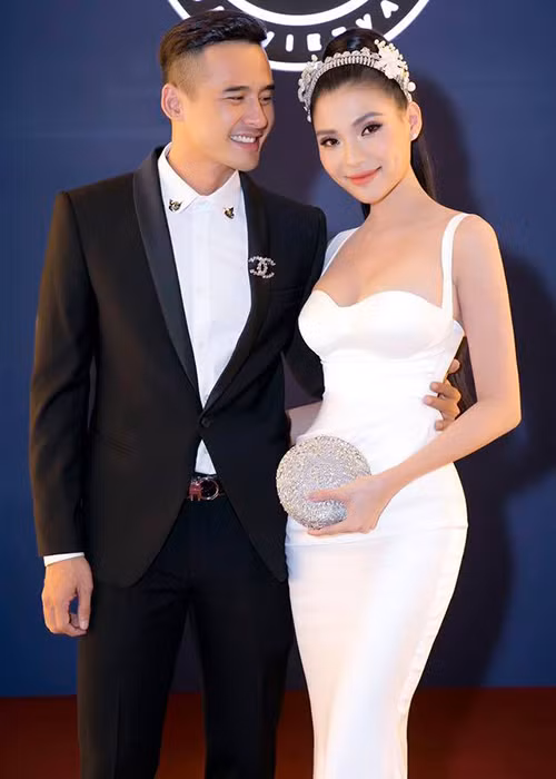 Vẻ gợi cảm của bà xã Lương Thế Thành sau 1 năm nâng ngực Ve goi cam cua ba xa Luong The Thanh sau 1 nam nang nguc