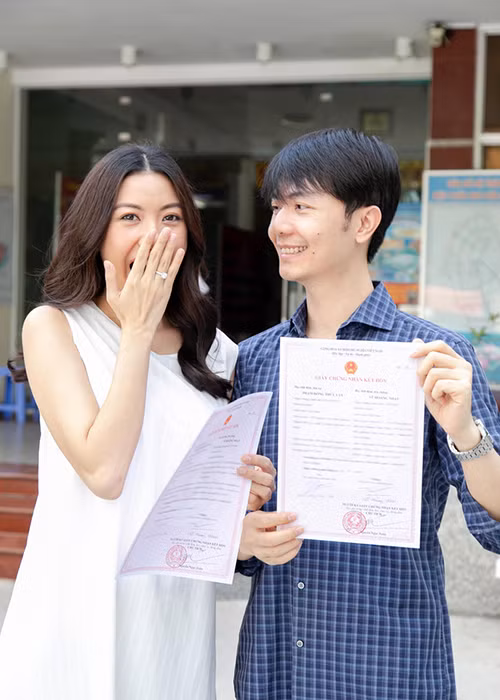 Thúy Vân chia sẻ: "Đây là ngày trọng đại. Từ giờ, Vân chính thức là người đã có gia đình. Vân thấy mình có trách nhiệm hơn, yêu chồng nhiều hơn khi cầm tờ hôn thú trên tay".